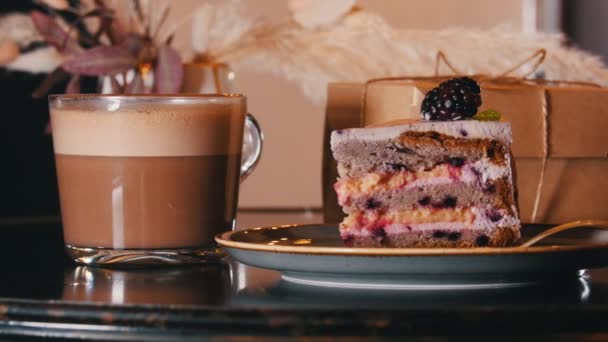 Um pequeno-almoço doce. Um pedaço de bolo de amora e xícara de café — Vídeo de Stock