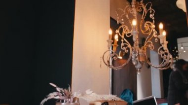 Bir fırın. Güzel bir kahvaltı. Böğürtlen kek ve kahve masada bir parça. Büyük iç