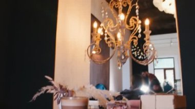 Güzel bir kahvaltı. Böğürtlen kek ve kahve masada bir parça. Güzel iç.