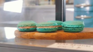 Dükkanı pencerenin arkasında mavi macaroons