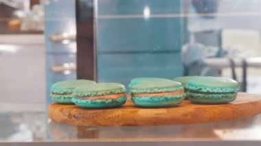 Mavi Bademli kurabiye Dükkanı pencerenin arkasında. Atış kapatın