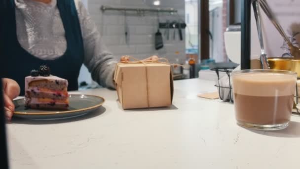 Αρτοποιείο. Εξυπηρετώντας κομμάτι κέικ βατόμουρο και φλυτζάνι καφέ σε έναν υπολογιστή-πελάτη — Αρχείο Βίντεο