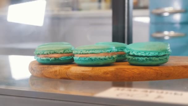 Blue macaroons behind the shop window — Stock Video