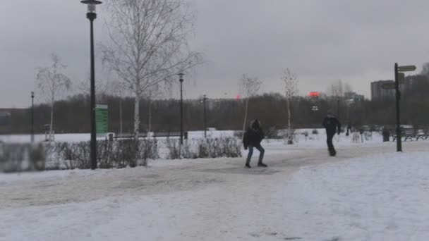 Dos niños pequeños se divierten jugando a ponerse al día. Crepúsculo — Vídeos de Stock