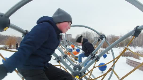 Dwóch Młodych Dzieci Bawiące Się Placu Zabaw Razem Połowie Strzał — Wideo stockowe