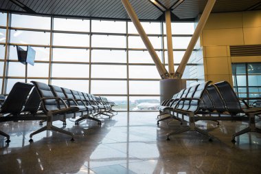 Kalkış havaalanı lounge. Büyük cam gibi windows. Bulutlu hava