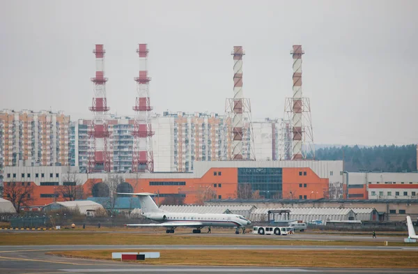 Una pista de aterrizaje. Al aeropuerto. Un clima nublado — Foto de Stock