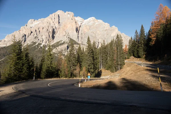 The stretch of road and mountain in the background — Stock Photo, Image