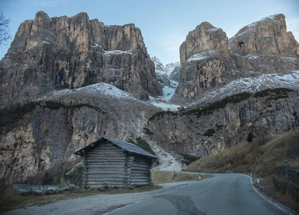 Cabaña en la carretera de las montañas en el fondo — Foto de stock gratis