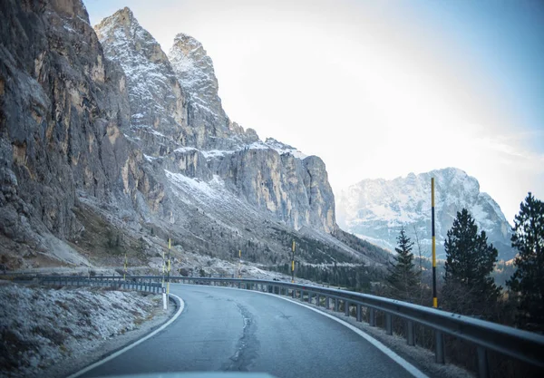 El tramo de carretera en las montañas nevadas de fondo — Foto de Stock