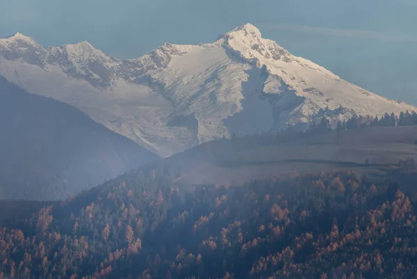 Hermosas vistas del mouintain nevado en Europa. Amplio tiro — Foto de Stock