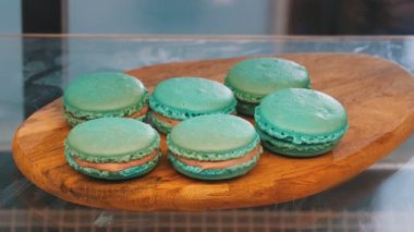 Dükkanı pencerenin arkasında mavi macaroons