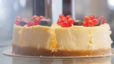 Frenk üzümü üstünde belgili tanımlık tepe ile güzel bir pasta