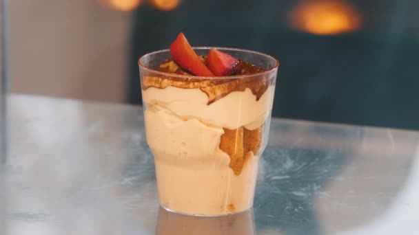 Parfait. Zachte dessert in een kopje met aardbeien op de top — Stockvideo