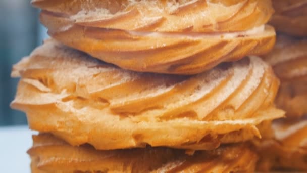 Θεραπαινίδα ντόνατς με αέρα κρέμα στο εσωτερικό — Αρχείο Βίντεο