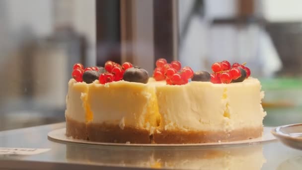 Красивый торт на трибуне с смородиной наверху — стоковое видео