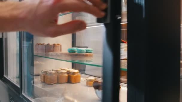 Poner un cuenco con desayuno en el escaparate . — Vídeo de stock