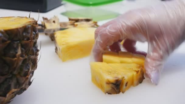 Een persoon snijden ananas op de keuken — Stockvideo