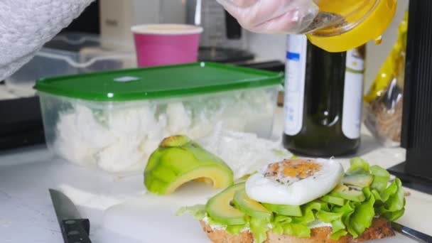 Hälsosam frukost. Att göra en smörgås. Stekt ägg. Strö över smaksättning — Stockvideo