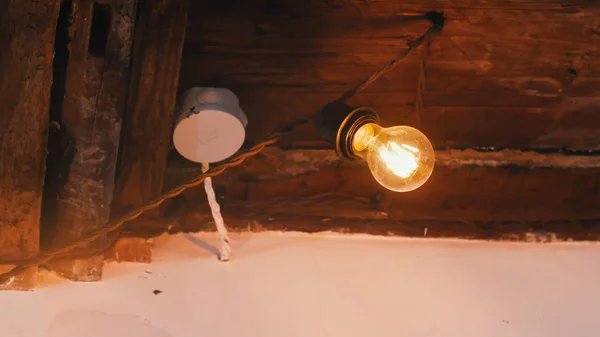 Um interior invulgar. Pendurado nos cantos de uma lâmpadas incandescentes — Fotografia de Stock