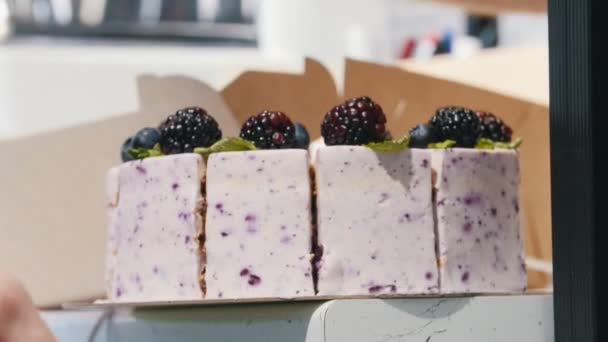 A blackberry cake. Blackberries on the top of the cake. — Stock Video