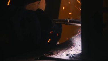 Endüstriyel Fuar. Onun bu işle bir kaynakçı. Kaynak