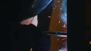 Endüstriyel Fuar. Onun bu işle bir kaynakçı. Kaynak işlemi