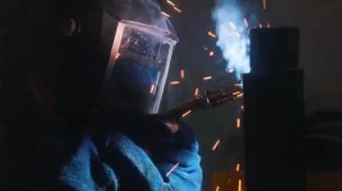 Onun bu işle bir kaynakçı. Kaynak işlemi