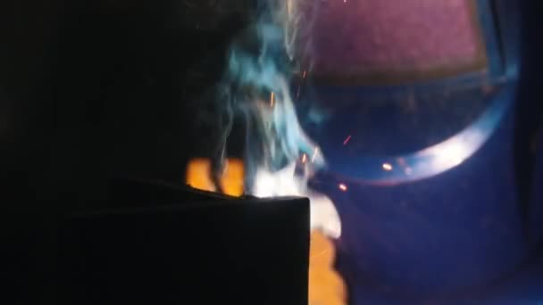 彼の仕事をしているヘルメットの溶接機です 煙や火花 クローズ アップ — ストック動画