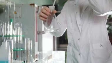 Kimyasal laboratuvar. İki genç kadın deneyler yapmak. Kırmızı dökme sıvı ve kaybolan