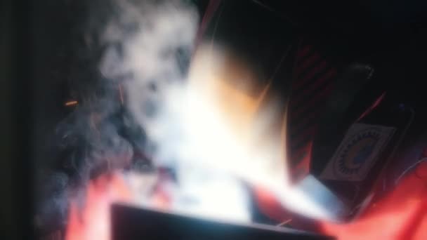 Welding process. A welder doing his job in the dark. Smoke and sparks — Stock Video