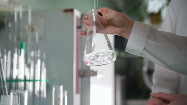 Kemiskt laboratorium. Två unga kvinnan gör experiment — Stockvideo
