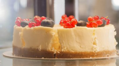 Frenk üzümü üstünde belgili tanımlık tepe ile güzel bir pasta standında. Yakın çekim