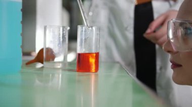 Bir kadın bir experement tıbbi laboratuvar kuralları