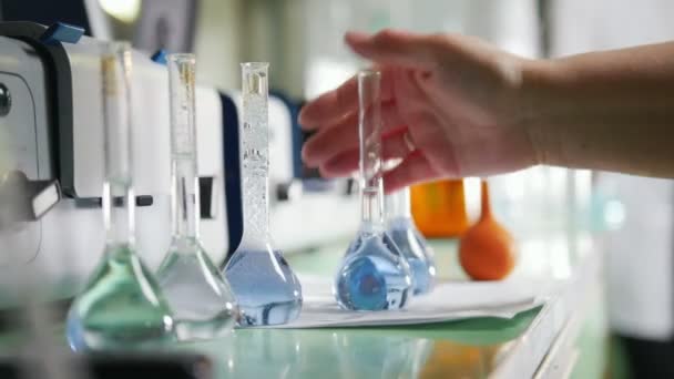 Sustancia química de mezcla femenina en laboratorio médico — Vídeo de stock