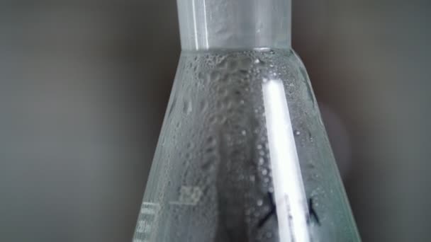 Une fiole contenant une substance chimique en laboratoire médical 