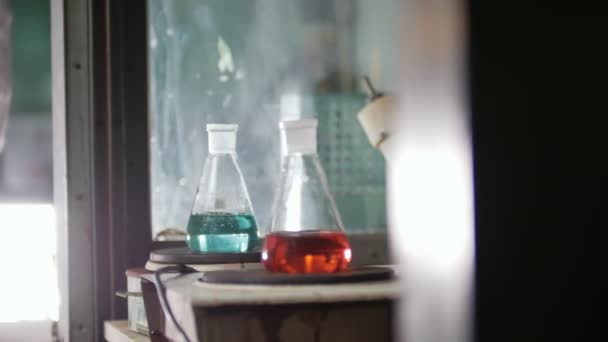 在医学实验室里, 一名年轻女子烧瓶 — 图库视频影像