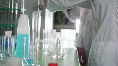 Bir erkek bir şişeye gelen asit dökmek