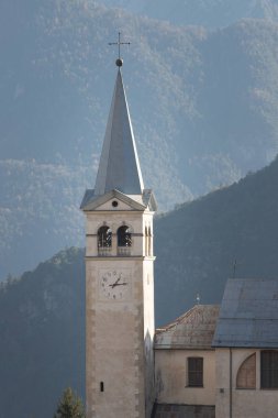 Bir çan kulesi. Dolomites kilisede. Europe