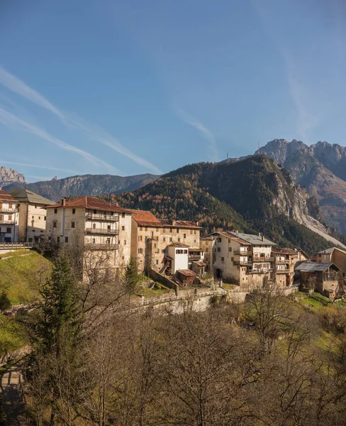 En by i Dolomiterna bland skogen — Stockfoto