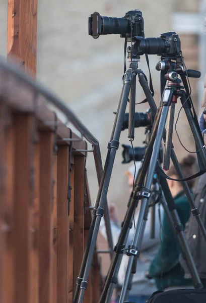 Telecamere su treppiedi sono sul ponte — Foto Stock