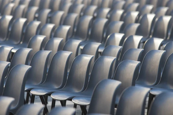 Tribune på stadion med ett stort antal grå säten — Stockfoto