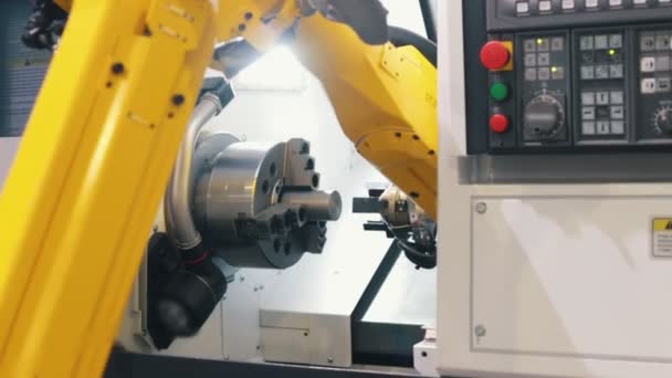 Máquina industrial amarela grande conectando peças na indústria de máquinas — Vídeo de Stock