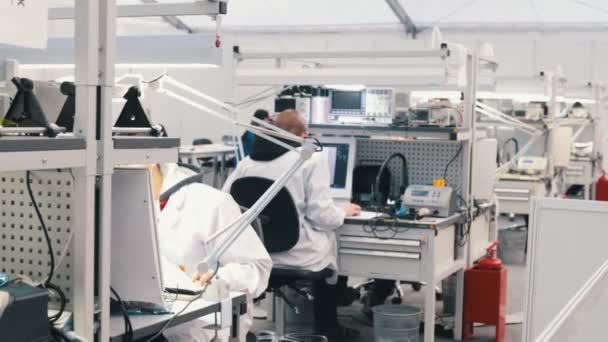 Un grupo de hombres con camisa blanca trabajando en la computadora — Vídeos de Stock