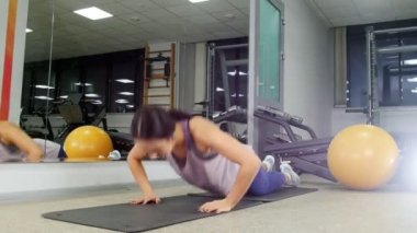 Eğitim. Genç bir kadının gönderme yapması ups