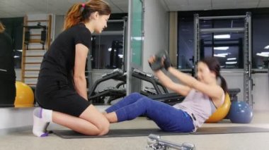 Eğitim. Eğitmen ile onun abs pompa bacak protezi ile genç bir kadın.