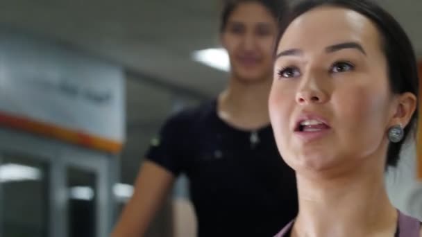 Egy fiatal nő a tükör előtt edzeni. Figyelik a tréner — Stock videók