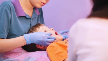 Tıp Kliniği. Kas yüz Masaj özel bir aletle aldıktan beyin felci hastalığı olan bir bebek. Konuşma terapisi Masaj