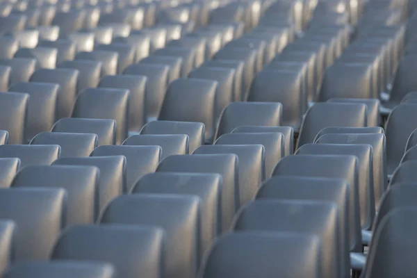 Ряди нових сірих стільців у конференц залі — стокове фото