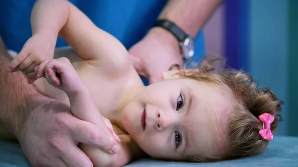 Serebral Palsili bebek ile bir meslek. Fizyoterapi. Yakın çekim — Stok fotoğraf